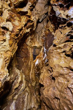 Bir mağarada ile çeşitli speleothems ile mağara