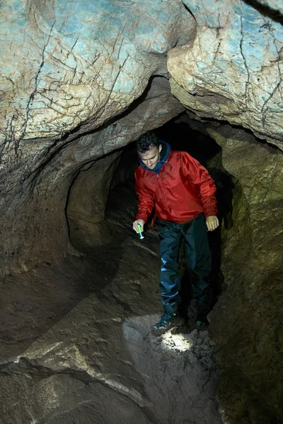 Młody Chłopak Zwiedzania Jaskini Góry Wapień — Zdjęcie stockowe