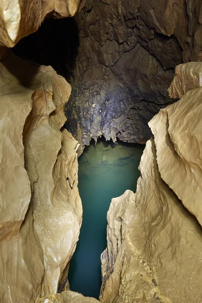 在一个山洞里的翡翠水晶般清澈湖 — 图库照片
