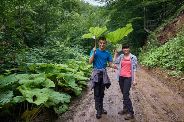 Young Couple Hikers Muddy Trail Mountains — Stock Photo, Image