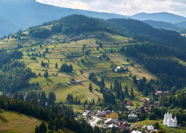 Luftaufnahme Eines Dorfes Den Mit Wäldern Bedeckten Bergen — Stockfoto