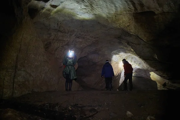 Família Caminhantes Explorando Uma Caverna Uma Montanha Calcário — Fotografia de Stock