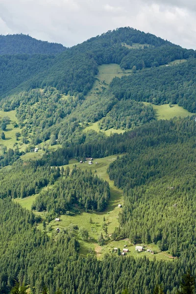 Vista Aérea Uma Aldeia Nas Montanhas Coberta Florestas — Fotografia de Stock