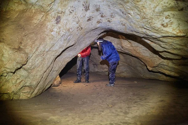 Jong Koppel Van Wandelaars Ontdekken Een Grot Een Kalkstenen Berg — Stockfoto