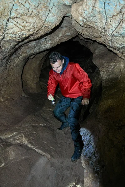 Mladý Chlapec Průzkumu Jeskyně Vápencové Bradlo — Stock fotografie