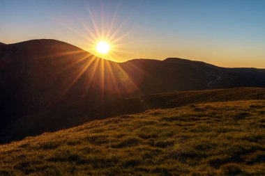 Dağların üstünde güzel gün batımı ile manzara
