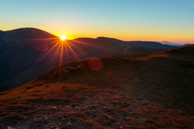 Dağların üstünde güzel gün batımı ile manzara