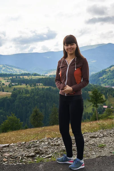 Mooie Jonge Meisje Bergen Volledige Lengte Schot — Stockfoto