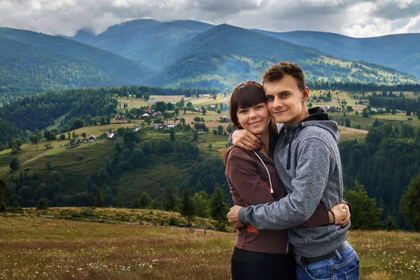 Coppia Giovane Vacanza Sulla Vetta Una Montagna — Foto Stock