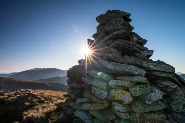 Ein Steinhaufen Der Die Spitze Eines Berges Markiert — Stockfoto