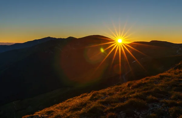 山の上に美しい夕日のある風景します — ストック写真