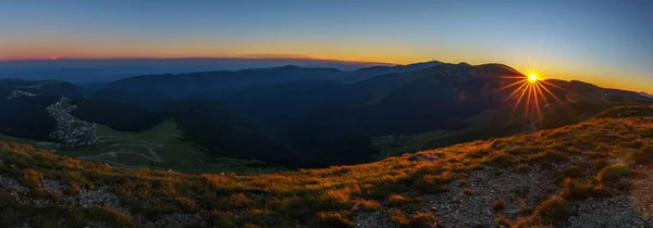 山の上に美しい夕日のある風景します — ストック写真