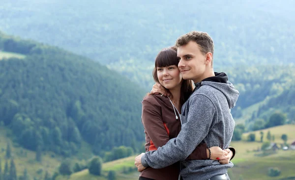 Jeune Couple Vacances Sur Sommet Montagne — Photo