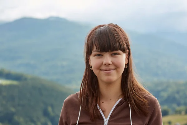 Fechar Uma Menina Bonita Nas Montanhas — Fotografia de Stock