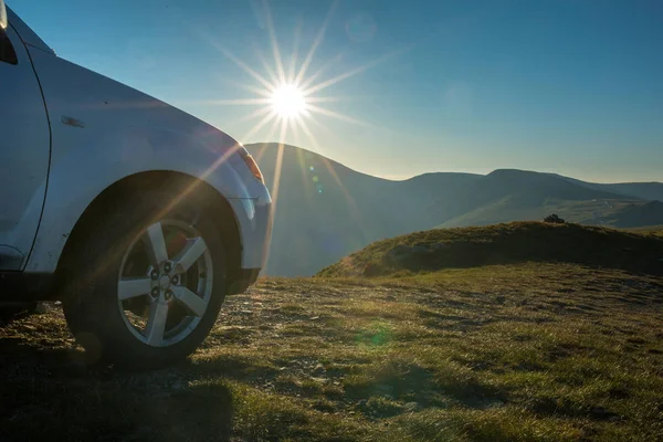 Auto Zaparkované Vrcholu Hory Dovolená Koncept — Stock fotografie