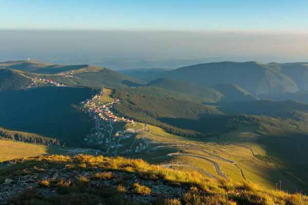 Вид с воздуха на курорт на горе
