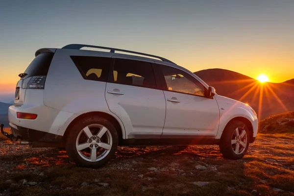 Auto Zaparkované Vrcholu Hory Dovolená Koncept — Stock fotografie