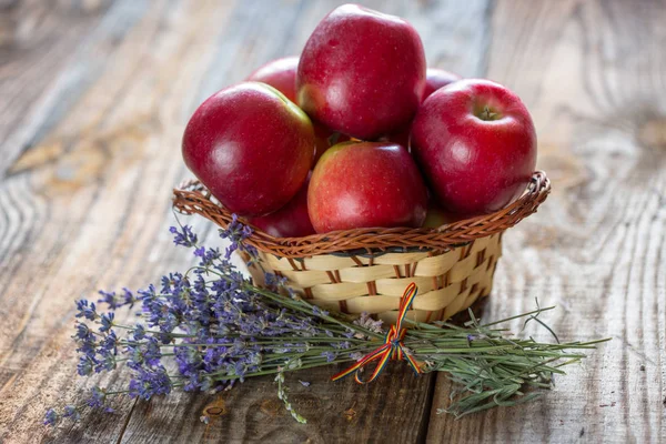 Nahaufnahme Eines Lavendelstraußes Auf Einem Holzbrett — Stockfoto