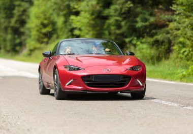 Transfagarasan, Romanya - 11 Temmuz, 2018: kırmızı Mazda Mx-5 eğlence hızda sürüş