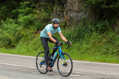 Transfagarasan, Romanya - 11 Temmuz, 2018: tanımlanamayan bisikletçi yol yarış bisikleti üzerinde hızlandırır