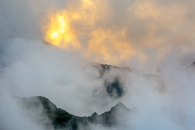 Yaz mevsiminde yüksek dağlar ve bulutlarla dolu bir yaz günü.