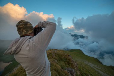Fotoğrafçı güzel dağlık manzara fotoğrafı çekerken