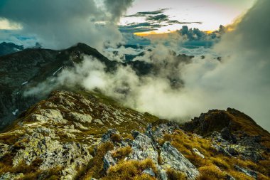 Yaz mevsiminde yüksek dağlar ve bulutlarla dolu bir yaz günü.