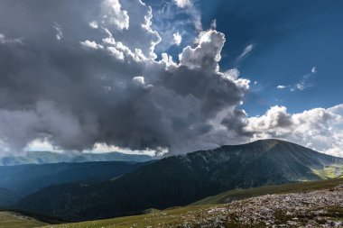 Yaz mevsiminde yüksek dağlar ve bulutlarla dolu bir yaz günü.