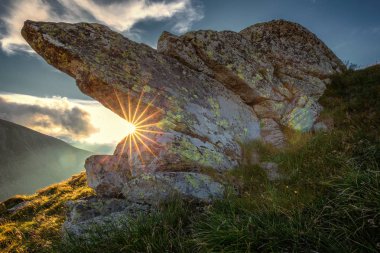 Yaz mevsiminde yüksek dağlar ve bulutlarla dolu bir yaz günü.