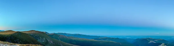 青の時間で山脈のパノラマ撮影 — ストック写真