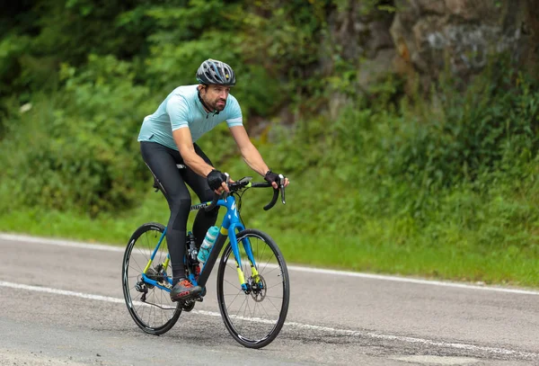 Transfagarasan Rumunia Lipca 2018 Niezidentyfikowany Rowerzysta Przyspiesza Drodze Rower Szosowy — Zdjęcie stockowe