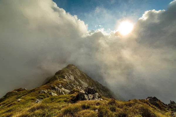 Zomer Landschap Met Hoge Bergen Wolken Een Zomerdag — Stockfoto