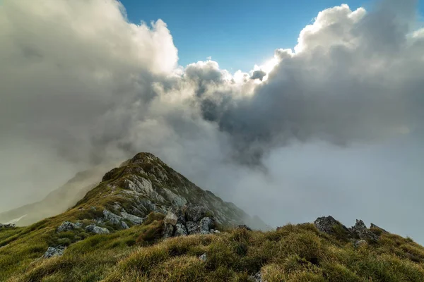 Paisaje Verano Con Altas Montañas Nubes Día Verano — Foto de Stock