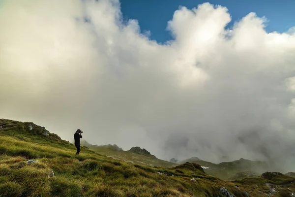 Fotógrafo Tirando Fotos Bela Paisagem Montanhosa — Fotografia de Stock