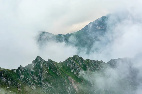 Paesaggio Estivo Con Alte Montagne Nuvole Una Giornata Estiva — Foto Stock