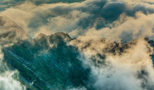 Paysage Estival Avec Hautes Montagnes Des Nuages Dans Une Journée — Photo