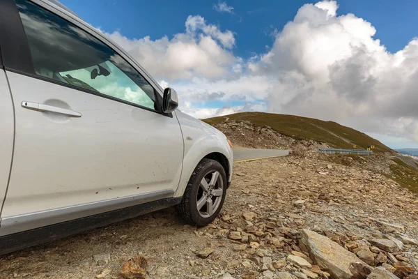 Coche Todoterreno Suv Parte Inferior Una Montaña Concepto Vacaciones —  Fotos de Stock