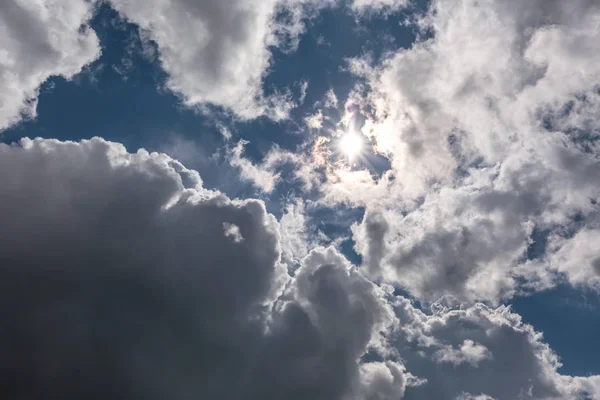 青空とふわふわの雲が広がる背景 — ストック写真