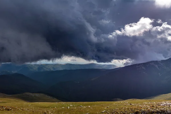 Letni Krajobraz Wysokimi Górami Chmurami Letni Dzień — Zdjęcie stockowe