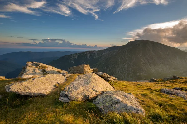 Zomer Landschap Met Hoge Bergen Wolken Een Zomerdag — Stockfoto