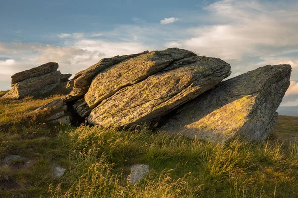 Sommarlandskap Med Höga Berg Och Moln Sommardag — Stockfoto