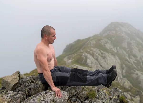 Actieve Man Doet Oefeningen Een Prachtig Uitzicht Bergen — Stockfoto