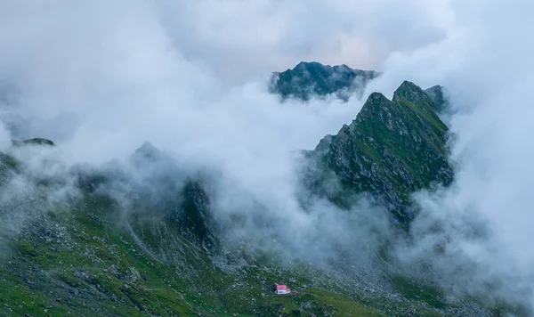 Paisagem Verão Com Altas Montanhas Nuvens Dia Verão — Fotografia de Stock