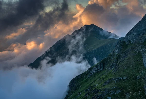 Sommerlandschaft Mit Hohen Bergen Und Wolken Einem Sommertag — Stockfoto