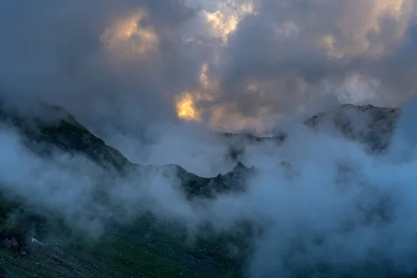 Yaz Mevsiminde Yüksek Dağlar Bulutlarla Dolu Bir Yaz Günü — Stok fotoğraf