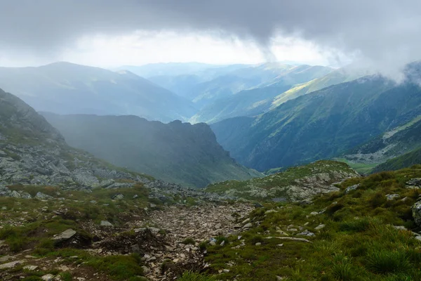 在云雾中爬山的高山风景 — 图库照片