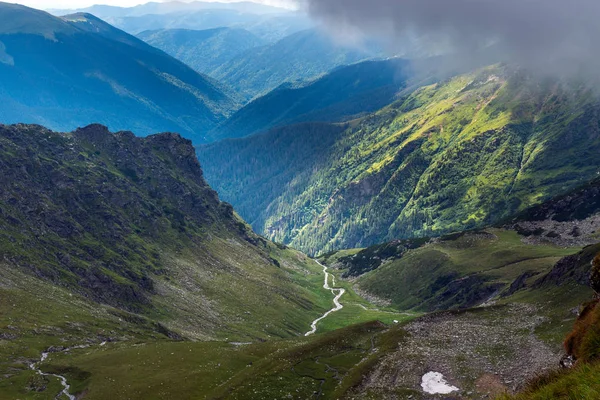 Paisagem Alpina Com Trilha Caminhadas Indo Montanha Névoa — Fotografia de Stock