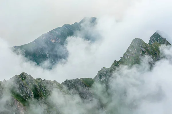 Letni Krajobraz Wysokimi Górami Chmurami Letni Dzień Obrazy Stockowe bez tantiem