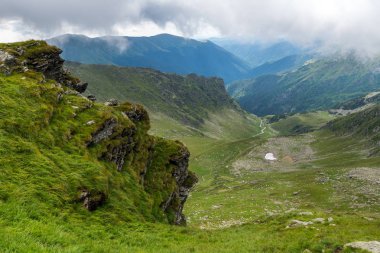 Yaz mevsiminde yüksek dağlar ve bulutlarla dolu bir yaz günü.