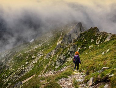 Rocky Dağları'nda bir iz yürüyüş sırt çantası ile kafkas kadın uzun yürüyüşe çıkan kimse